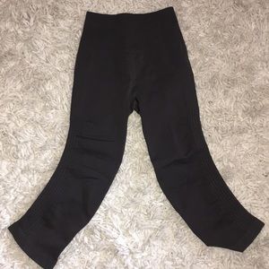 LULULEMON ATHLETICA dark grey cropped leggings